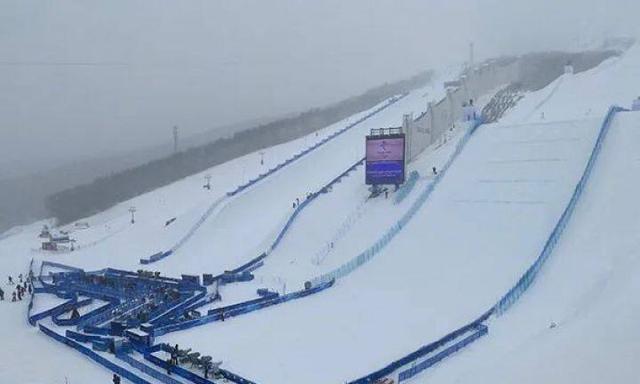 冬奥自由式滑雪坡面障碍技巧规则（挑战极限的精彩表演）
