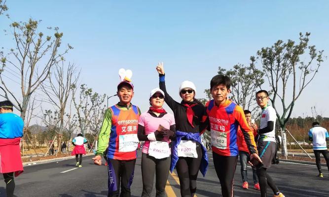 10公里跑马拉松技巧教学（从准备到比赛，一步步教你如何跑出好成绩）