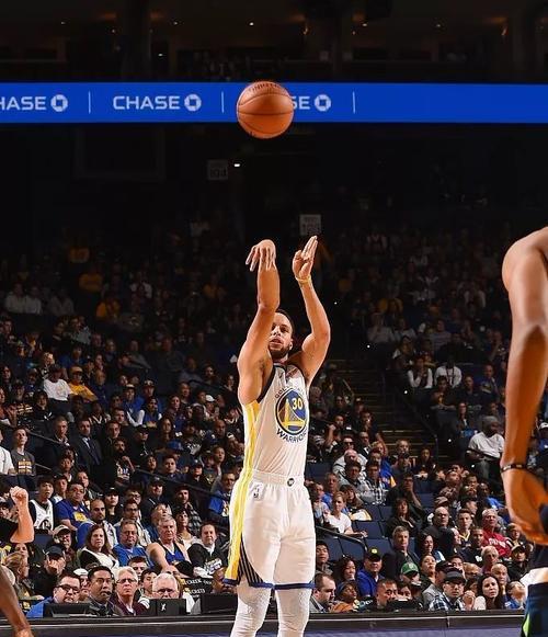 NBA之三分神射——库里的发力技巧（探究库里三分神奇发力的技巧与秘密，让你也成为投篮高手！）