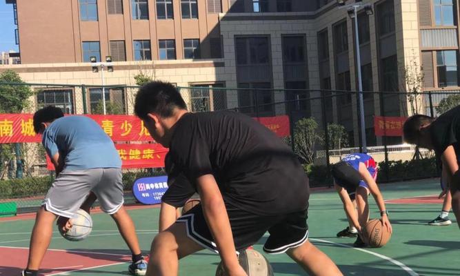 从新手到大神，小孩子如何快速掌握篮球技巧？（篮球技巧，让小孩子成为校园风云人物的关键）