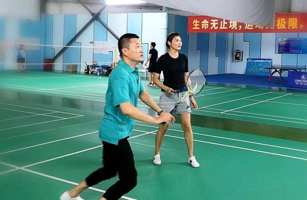 羽毛球如何远距离击球？（以技巧为基础，打出远距离羽毛球）