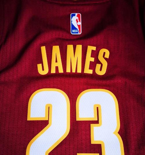 NBA巨星詹姆斯的10大高超技巧（掌控篮球赛场的关键技能，提升个人实力的秘诀）