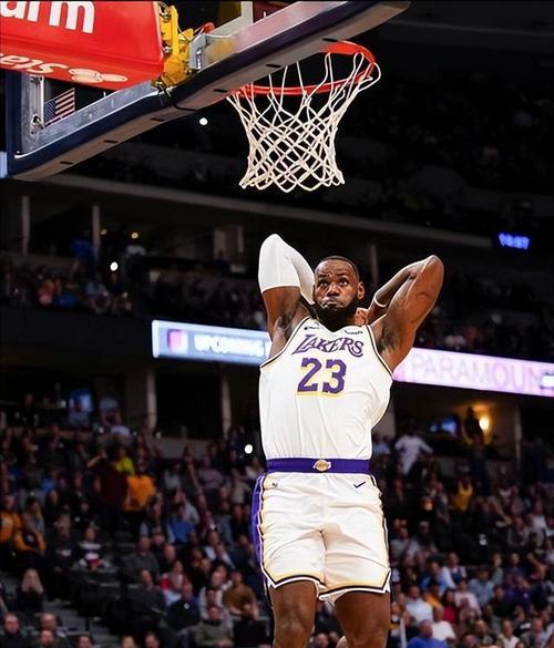 突破天际——掌握詹姆斯劈扣的技巧（NBA球员詹姆斯的劈扣技巧分析及训练方法）