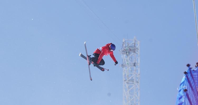 谷爱凌自由式滑雪空中技巧解析（翻转、旋转、腾空，绝技尽显）