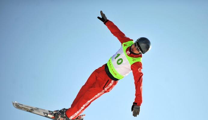 俄罗斯自由式滑雪空中技巧男子的飞天表演（高空飞翔、勇攀冰峰——俄罗斯自由式滑雪空中技巧男子的惊险之旅）