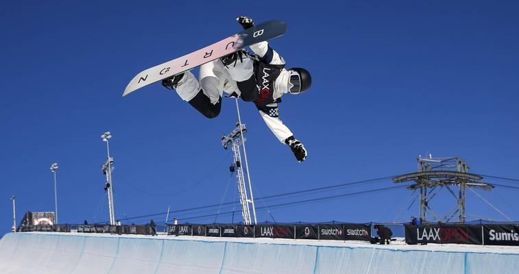单板滑雪行走技巧（全面掌握单板滑雪技能）