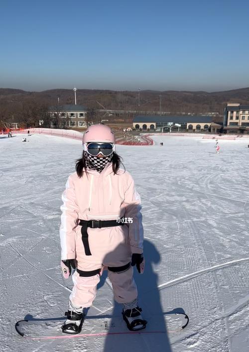 单板滑雪推坡技巧教学（让你在坡道上自如滑行）