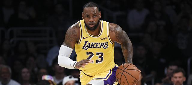 詹姆斯打篮球的技巧（揭秘NBA巨星詹姆斯的精湛篮球技巧）
