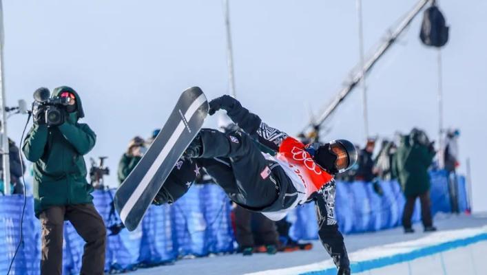 滑雪单板空中旋转技巧（提升滑雪技能与魅力）