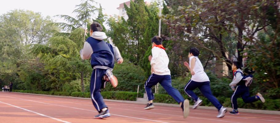 如何提高比赛跑步技巧（掌握这些技巧）