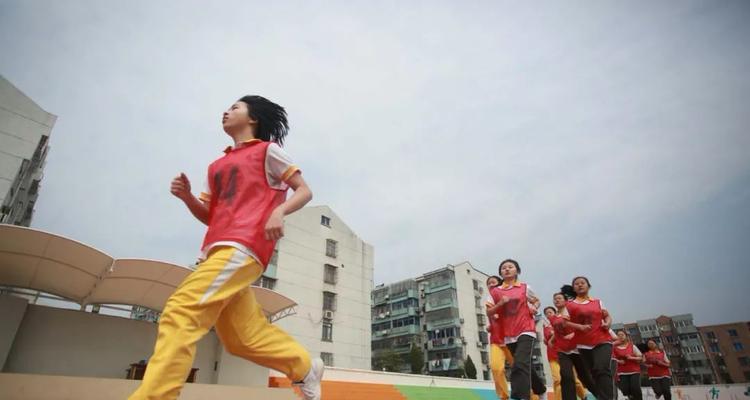 如何正确进行1500米跑步训练（中学生体育锻炼必备技巧）