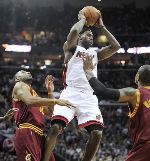 NBA巨星詹姆斯的抛粉仪式技巧剖析（从姿势到意义）
