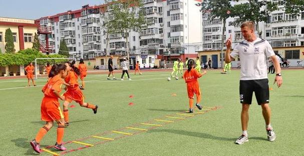 攻无不克，守有漏洞——足球守门下地技巧（揭秘守门员的秘密武器——鱼跃）