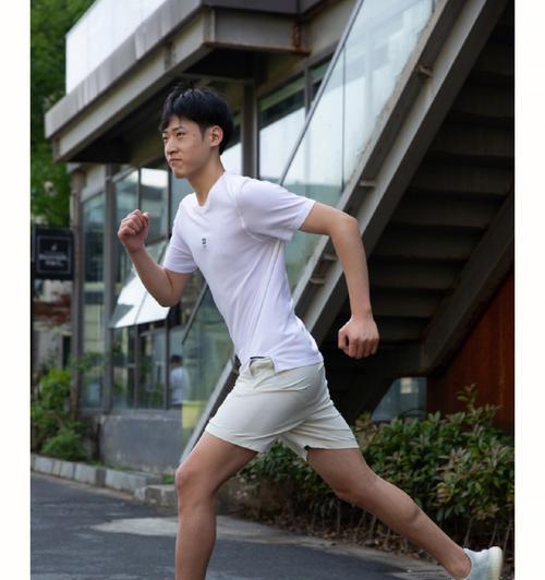 比赛跑步技巧大揭秘（如何在比赛中取得成绩）