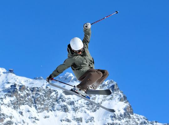 横滑滑雪技巧（让你轻松掌握滑雪技巧）