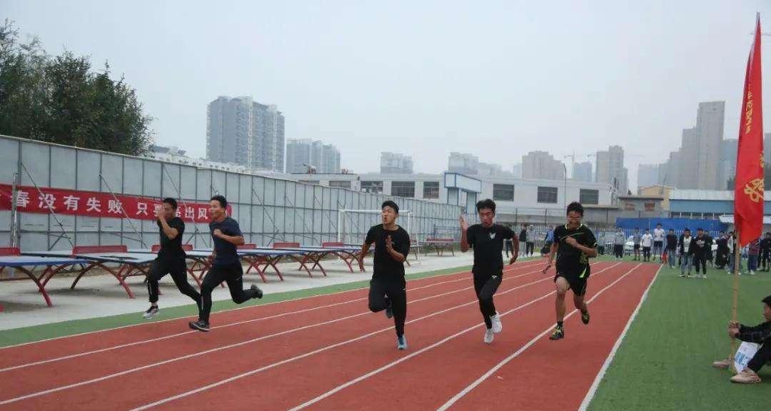 跑步100米，技巧高超（初中运动会）
