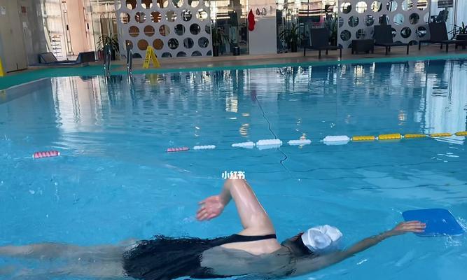 自由泳换气的正确顺序（先转臂再回头）