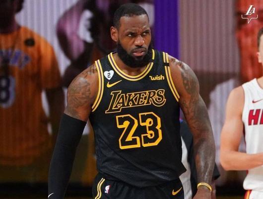 深入探讨詹姆斯的进攻防守技巧（NBA巨星詹姆斯的技巧解析及应用）