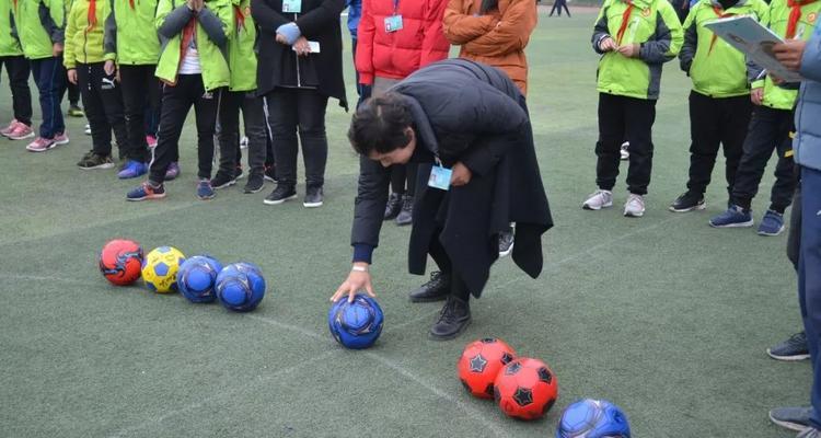 摆地摊乒乓球投杯子技巧大揭秘（学习乒乓球投杯子的正确姿势和步骤）