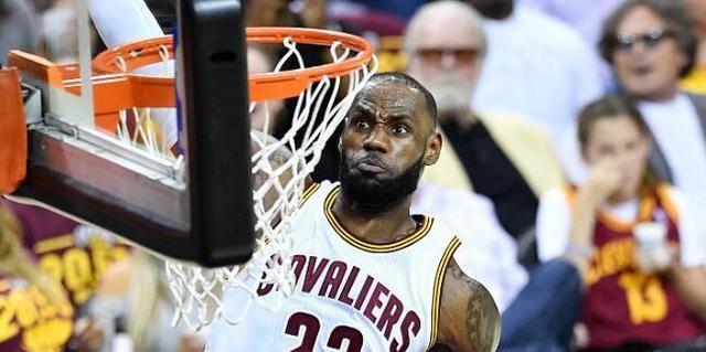 詹姆斯劈扣灌篮的高超技巧（NBA巨星詹姆斯的顶级进攻武器）