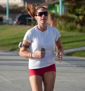 如何提高女生的400米跑步技巧（打造优秀的400米跑手）