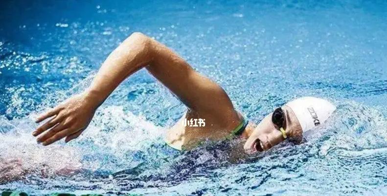 自由泳换气时保持身体水平的技巧（掌握正确的身体动作）