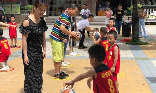 「全场三人单边传球，大幅提升球队战斗力」（「让三人携手）