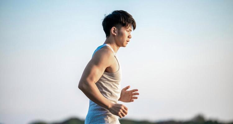 如何以正确的方式参加跑步比赛（掌握技巧成为跑步赛事的优胜者）