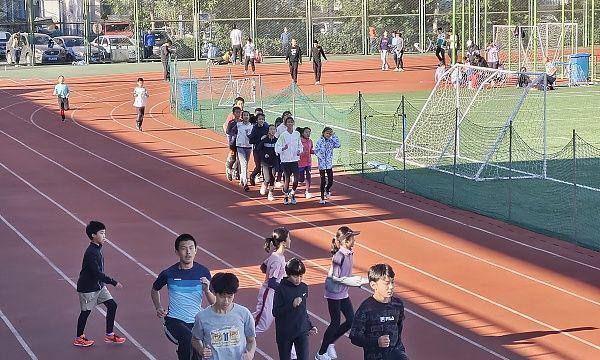 如何提高男生大学800米跑步成绩（掌握正确的跑步技巧）