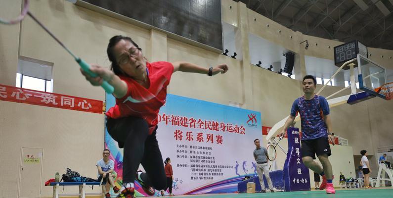 羽毛球双打中路球正手回击者接球技巧（掌握技巧）