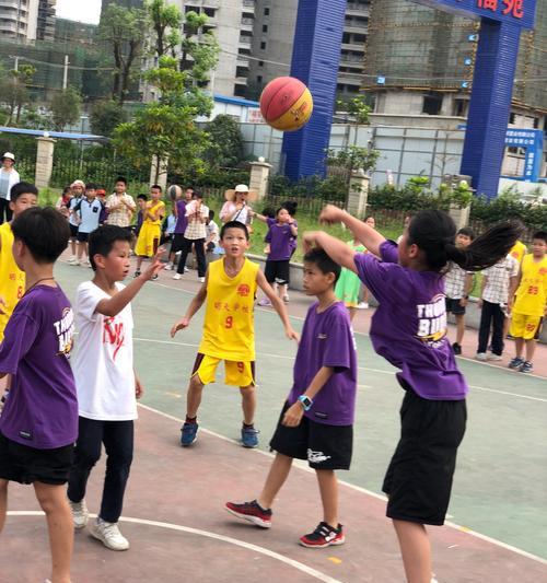 篮球投球高度技巧（如何掌握篮球的投球高度）