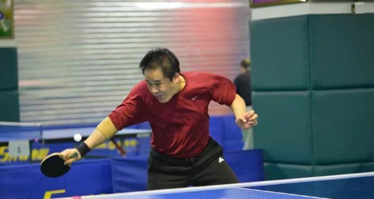 掌握乒乓球技巧的秘诀（从初学者到高手）