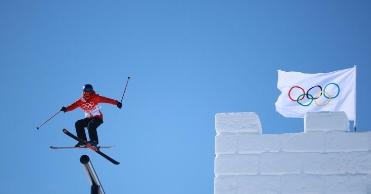 探秘自由式滑雪坡面障碍技巧（冬奥会项目规则详解）
