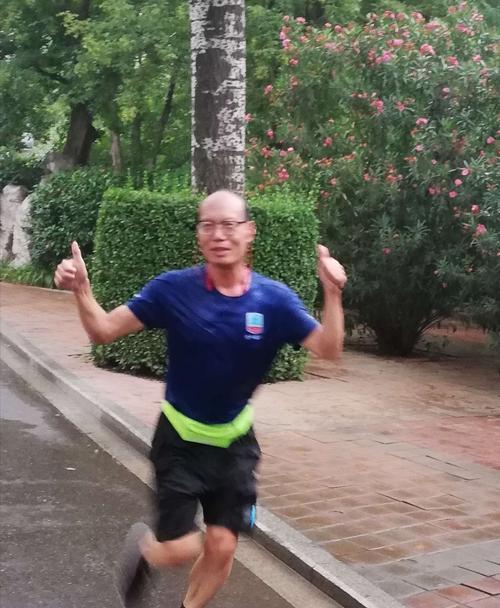 如何提高2000米跑步水平（训练技巧和注意事项）