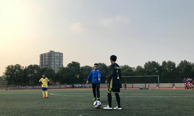如何准确发球解决越位问题（掌握这些技巧）