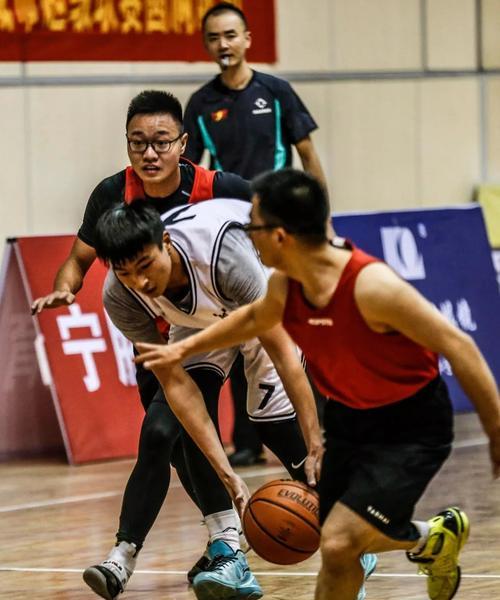 篮球技巧之转身过人攻防全解析（从基础动作到高难度操作）