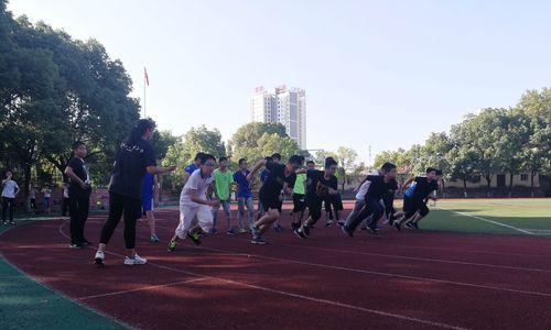 如何提升女生小学800米跑步技巧（掌握正确姿势）