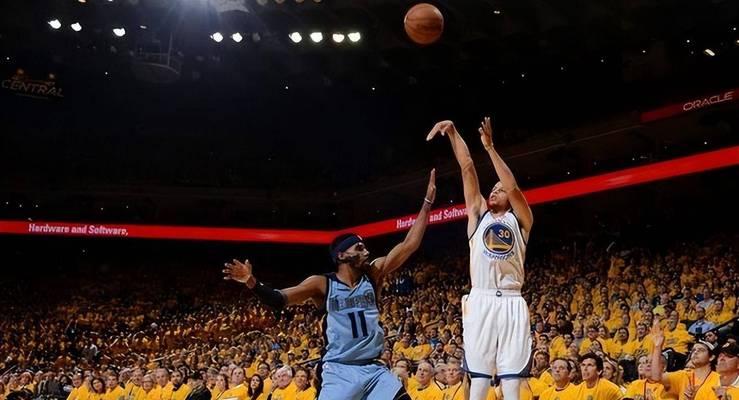 詹姆斯的低位背打技巧剖析（深度解析NBA巨星詹姆斯在低位背打中的绝技及应用）