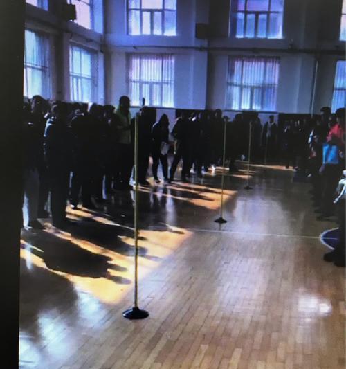 如何教授六年级学生足球绕杆技巧（足球技巧教学）