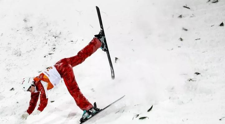 高空女子滑雪（挑战极限的空中技巧）