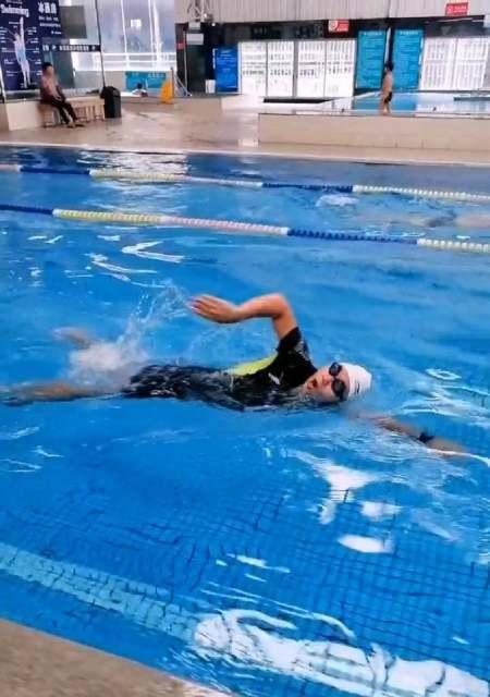 自由泳换气时手臂抬高多少最为合适（探讨自由泳换气时手臂抬高的最佳角度和频率）