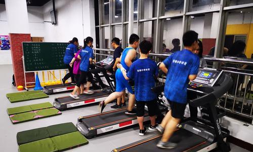 如何提高100米跑步技巧（掌握正确的姿势与步伐）