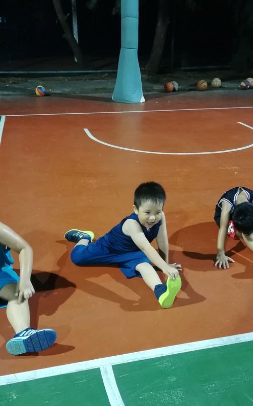 篮球新手必备过人技巧（30招教你轻松突破防守）