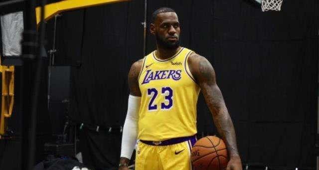 揭秘詹姆斯的进攻绝技（NBA巨星詹姆斯的进攻技巧解析）