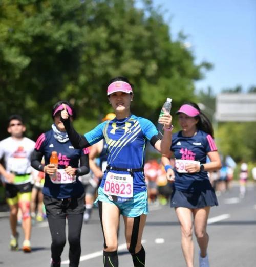 如何用正确技巧在六分钟内完成1500米跑步（女生必知的1500米跑步技巧）