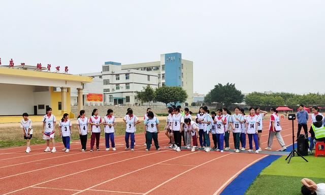 轻松愉快的少年跑步之道（从正确的姿势到科学的训练方法）