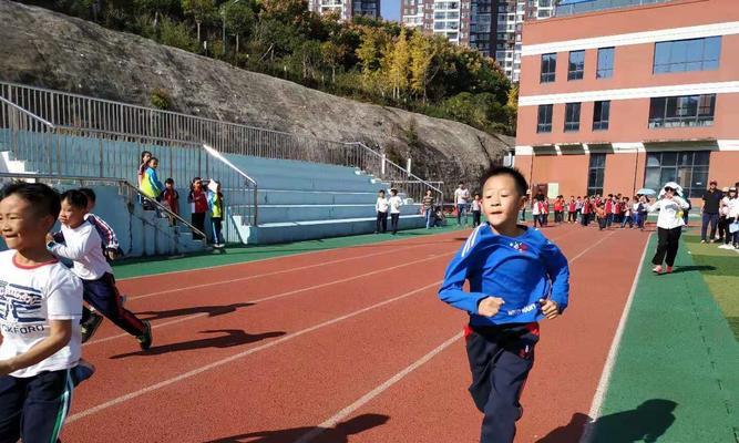 马拉松上下坡跑步技巧（如何应对马拉松赛道上的坡度变化）