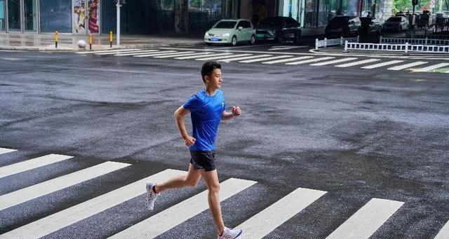 跑步技巧（如何有效地完成1千米跑步）