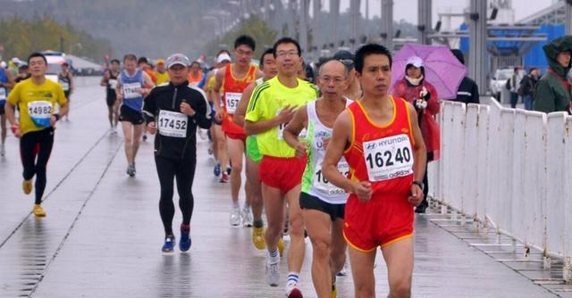 马拉松拉伸技巧详解（如何正确进行拉伸来提高跑步表现）