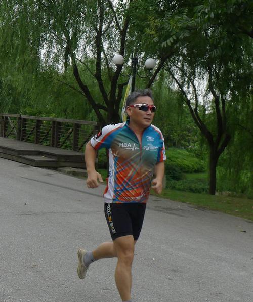 铁人三项之跑步技巧（如何在铁人三项比赛中轻松应对跑步项目）